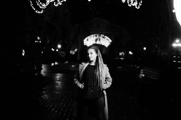 Dziewczyna z dredami, chodzenie w nocy ulica miasta przeciwko gar — Zdjęcie stockowe