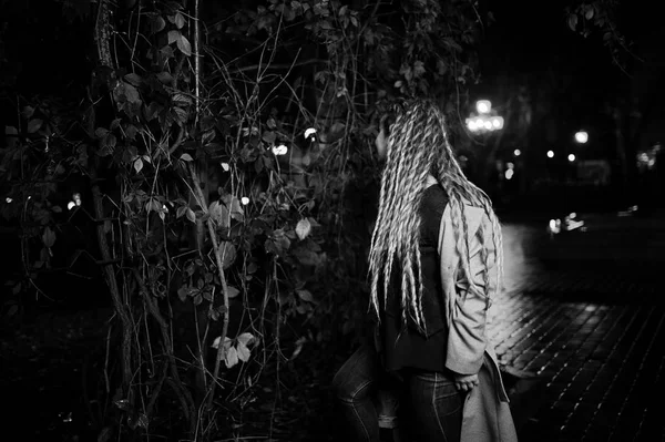 Kız karşı gar şehrin gece Street yürüyüş dreadlocks ile — Stok fotoğraf