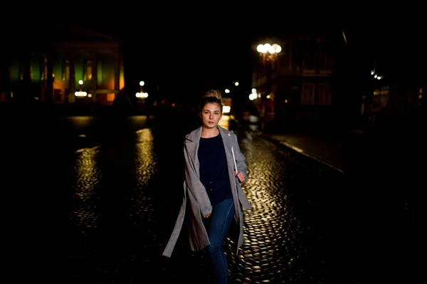 Κορίτσι με dreadlocks περπατώντας τη νύχτα δρόμο της πόλης. — Φωτογραφία Αρχείου