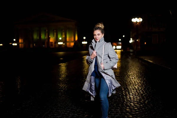 Girl with dreadlocks walking at night street of city. — Stock Photo, Image