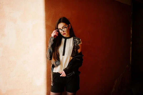 Stylová brunetka nosí na kožené bundě a šortky s GLA — Stock fotografie