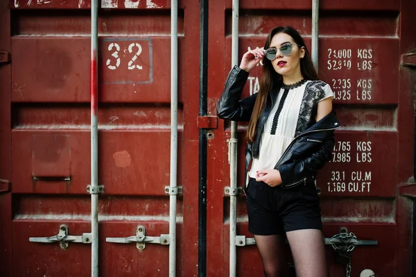 Elegante morena menina desgaste em jaqueta de couro e shorts, sol — Fotografia de Stock