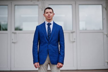 Yakışıklı lise mezunu şık smokin po portresi