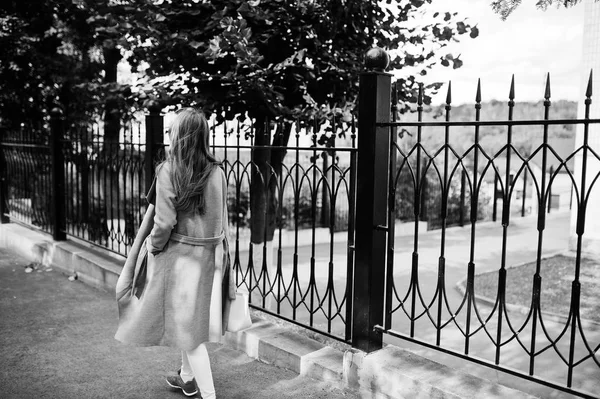 サングラスと通りを歩いてハンドバッグ グレーのコートの女の子 — ストック写真