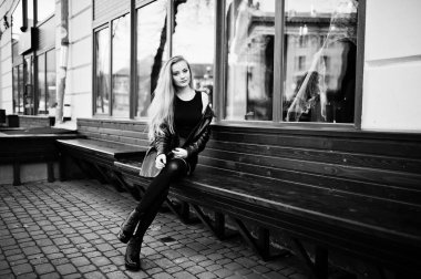 Uzun, siyah deri ceket oturan sarışın moda kız olmak