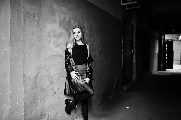 Hosszú, fekete bőrkabát jelentett közelében st-szőke divatos lány — Stock Fotó