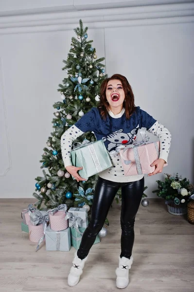 Chica desgaste cálido suéter fondo año nuevo árbol con regalos bo —  Fotos de Stock