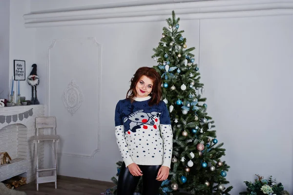 Chica usar suéter cálido fondo árbol de año nuevo en el estudio. Feliz. —  Fotos de Stock