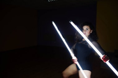 Siyah r adlı iki uzun led lambalı kıvırcık kumral artı boyutu model