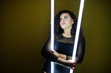 Siz karşı iki uzun led lambalı kıvırcık kumral artı boyutu model