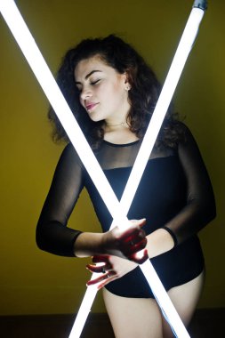 Siz karşı iki uzun led lambalı kıvırcık kumral artı boyutu model