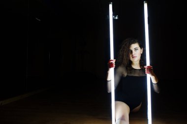 Siyah r adlı iki uzun led lambalı kıvırcık kumral artı boyutu model