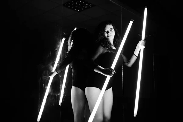 Göndör barna plus size modell két hosszú led lámpa tánc r — Stock Fotó