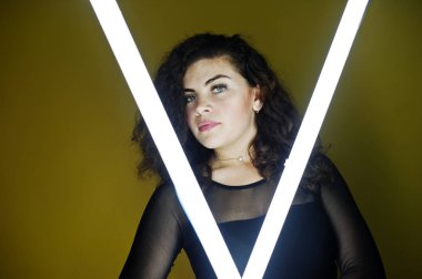 Siz karşı iki uzun led lambalı kıvırcık kumral artı boyutu model