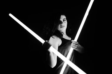 Siyah r adlı iki uzun led lambalı kıvırcık kumral artı boyutu model