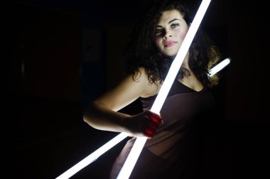 Siyah r adlı iki uzun led lambalı kıvırcık kumral artı boyutu model