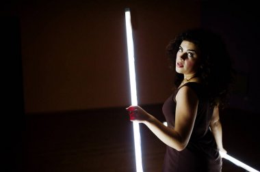 Siyah r adlı iki uzun led lambalı kıvırcık kumral artı boyutu model