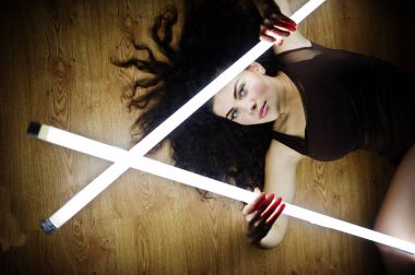 Siyah r adlı iki uzun led lambalı kıvırcık kumral artı boyutu model