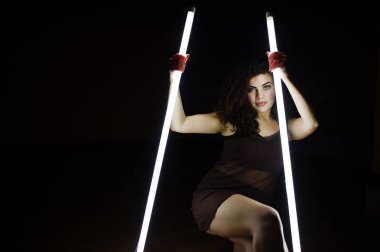 Siyah r adlı iki uzun led lambalı kıvırcık kumral artı boyutu model