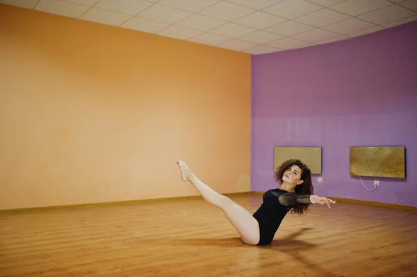 Morena rizada modelo de talla grande haciendo acrobacias en la sala de baile . — Foto de Stock