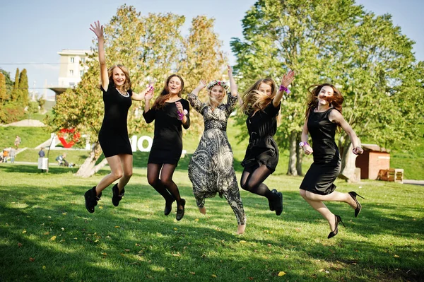 Cinco meninas usam no salto preto na festa das galinhas . — Fotografia de Stock