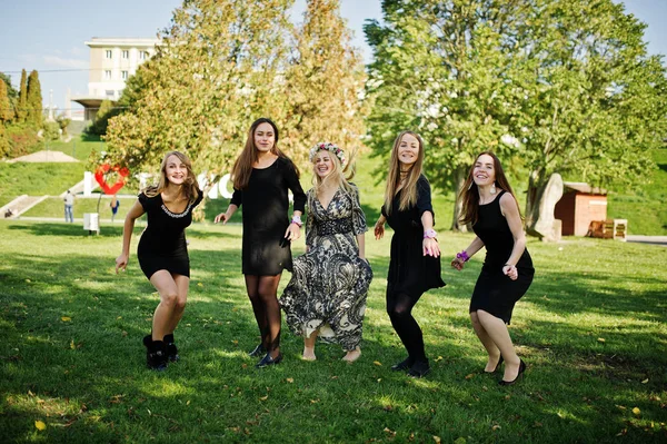 Cinco meninas usam no salto preto na festa das galinhas . — Fotografia de Stock