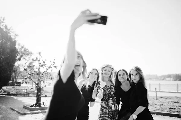 Pięć dziewczyn nosić na czarny zabawy i Dokonywanie selfie na równi kura — Zdjęcie stockowe