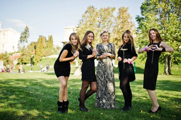 Πέντε κορίτσια φοράνε τη μαύρη διασκεδάζοντας στο κότα κόμμα. — Φωτογραφία Αρχείου
