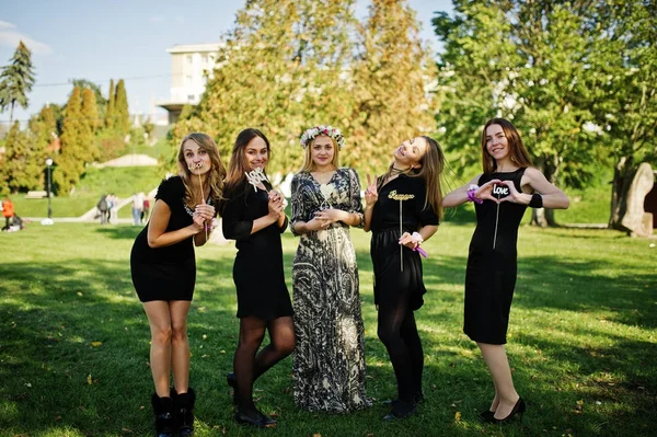 Cinco chicas usan en negro divertirse en despedida de soltera . — Foto de Stock
