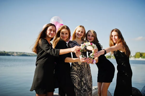Cinco chicas usan en negro divertirse contra el lago en despedida de soltera . — Foto de Stock