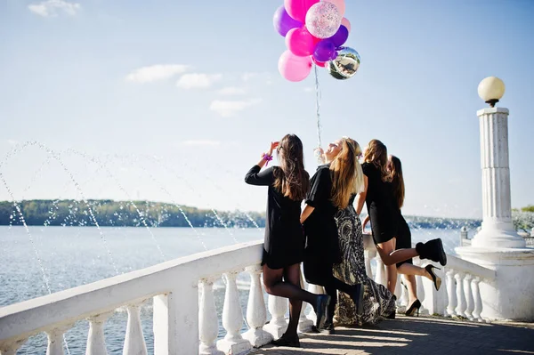 Tyłu pięć dziewczyn nosi na czarnym tle z balonami w agai panieński — Zdjęcie stockowe