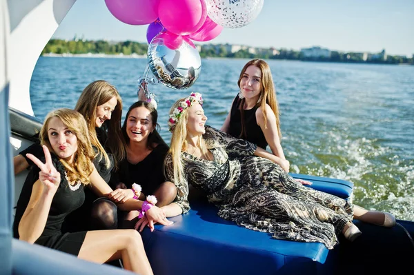 Cinco chicas se visten de negro divertirse en el yate contra el lago en la gallina —  Fotos de Stock
