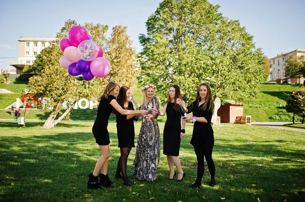 Pięć dziewczyn nosić na czarno z balonów picia szampan czerwony w — Zdjęcie stockowe