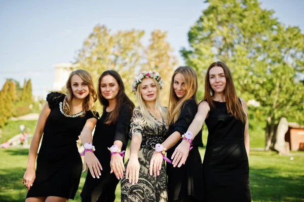 Cinco meninas vestem no preto se divertindo na festa das galinhas . — Fotografia de Stock