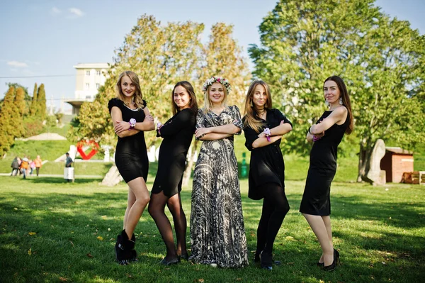 Cinco meninas vestem no preto se divertindo na festa das galinhas . — Fotografia de Stock