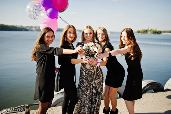 Vijf meisjes dragen op zwart plezier tegen lake op kip feestje. — Stockfoto
