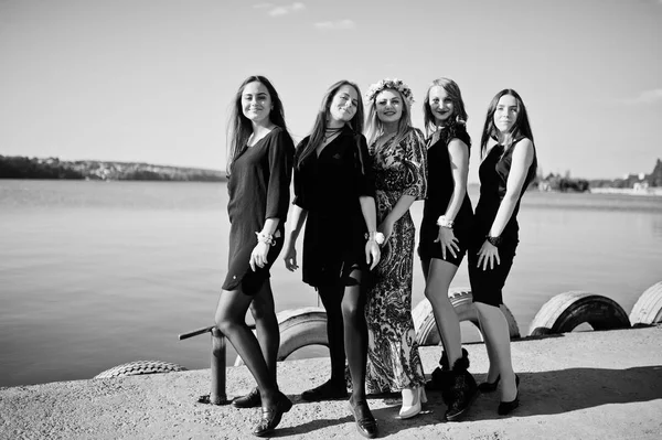 Pět dívky nosí na černá, Bavíte se proti jezero v hen party. — Stock fotografie