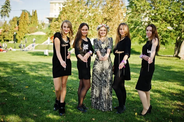 Fünf Mädchen tragen auf schwarz Spaß bei Junggesellenabschied. — Stockfoto