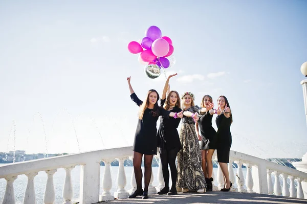 五女孩穿着黑色行走与气球在母鸡党对 — 图库照片