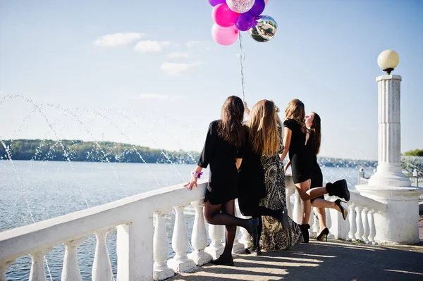 Rücken von fünf Mädchen tragen auf schwarz mit Luftballons bei Junggesellenabschied agai — Stockfoto