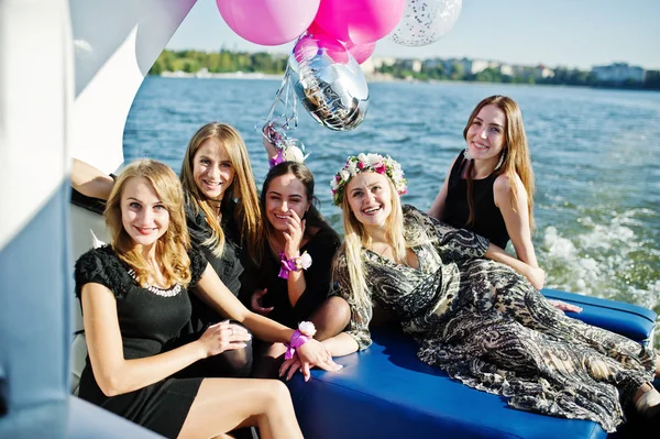 Pět dívky nosí na černá, Bavíte se na jachtě proti jezero na slepice — Stock fotografie