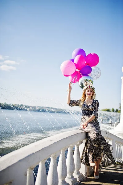 Chica rubia con globos en despedida de soltera contra el lago . — Foto de Stock