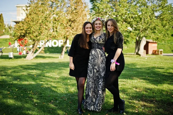 Trzy dziewczyny noszą na czarnym na panieński. — Zdjęcie stockowe