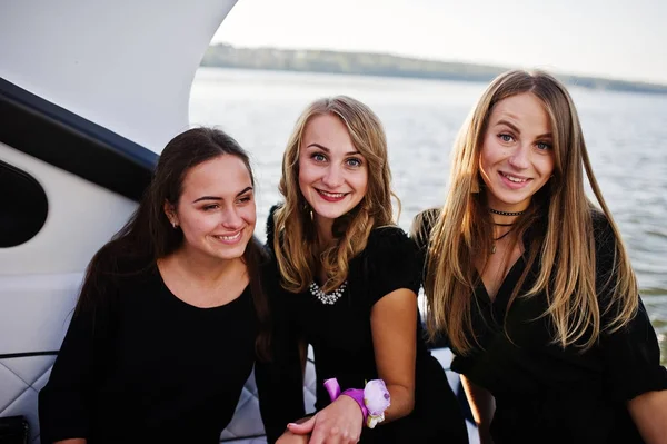 Girls having fun at yacht on hen party. — Stock Photo, Image