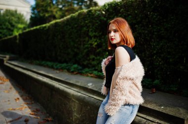 Kırmızı saçlı kız şehir güneşli Caddesi'nde poz verdi..