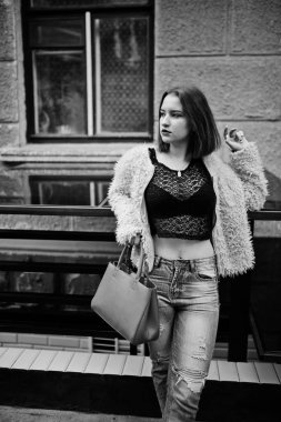 Kırmızı saçlı kız kırmızı el çantası ile şehir Caddesi'nde poz verdi..