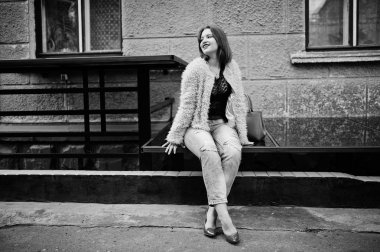 Kırmızı saçlı kız kırmızı el çantası ile şehir Caddesi'nde poz verdi..