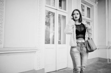 Kırmızı Çanta vintage house ve sp yakın poz ile kırmızı saçlı kız