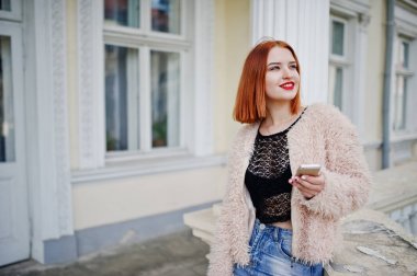 Kırmızı Çanta vintage house ve sp yakın poz ile kırmızı saçlı kız