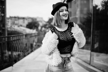 Modern house yanında poz şapkalı kırmızı saçlı kız.